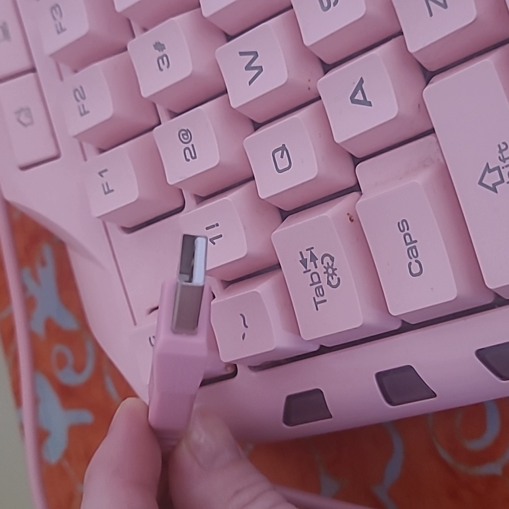 Pink Gaming Keyboard - Picture 4 of 7
